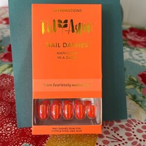 Red Aspen Nail dashes in the color Davine is fearless. Short length, shiny.